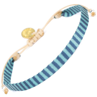 This Guanábana bracelet is woven by artisans in Colombia, using ancient techniques. The patterns of our bracelets are designed in Madrid headquarters by a happy soul. This bracelet is woven on a handloom with 120 threads and you can adjust the bracelet to your wrist.