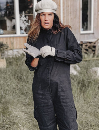 An absolute must-have for your gardening: By Benson's simple and functional gardening glove. Made from 100% pure cotton and therefore washable, it comes with knitted cuffs for ultimate comfort. The grip in the palms and fingers through the black PVC dots is excellent.   Classic and simple design. By Adushka's tips: it's perfect for the stubborn weeds.