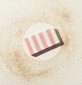 Continuing with the line of By Adushka Home we present the Grand Sable line of soaps. The Marinière Flore Power scented soap weighing 95 grams was designed in Belle-Île in France and made entirely by hand with sea water from the Breton coast. The citrus floral fragrance contains sea fennel, tuberose and moss.