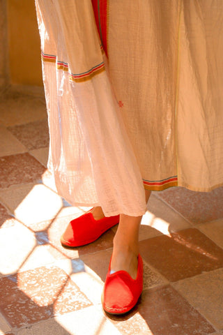 Hand-stitched in cotton and velvet, they are 100% made in Italy by Venetian master tailors with great skill, passion and patience, ensuring comfort and the highest quality. The soles are made of bicycle tyres, the uppers are made of various recycled fabrics from the remnants of the most exclusive interior designers, such as Rubelli, also from Venice, and are produced as unique pieces in accordance with tradition.