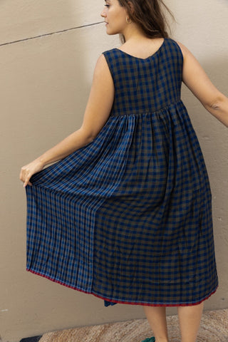 This year is all about layering and slip dresses are exactly what you need. Injiri provides these super comfy slip dresses to wear alone or to accompany under another dress of the brand. 50% cashmere and 50% silk, this blue checked dress follows the silhouette in a very soft way in the upper part, then widen in the skirt part.