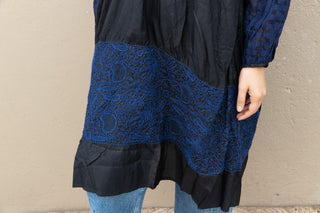 This silk dress Injiri blends a stylish silhouette featuring typical brand details. A very precious garment handmade in India with a special finish made entirely of silk; it comes in black with midnight blue coloured details, slightly balloon sleeves with a see-through effect and a length between short and midi. It is an almost 'basic' garment that will serve to give a neutral touch to your wardrobe. 