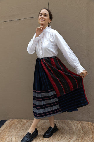 This mid-length skirt, coming from “Real India”, the way the name of Injiri translate, represents the commitment of the brand to real quality fabrics and extraordinary handwoven textiles, made by local artisans. The skirt features an high waist and hand stitched details. In winter perfect to combine with a turtle neck or thick winter sweater.