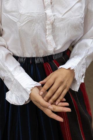 A classic piece of clothing that cannot be missing from your wardrobe. This silk blouse belongs to Injiri's Fall Winter 22 collection and comes in a white colour, has long sleeves and a unique ruffled collar. 