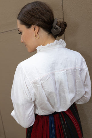 A classic piece of clothing that cannot be missing from your wardrobe. This silk blouse belongs to Injiri's Fall Winter 22 collection and comes in a white colour, has long sleeves and a unique ruffled collar. 