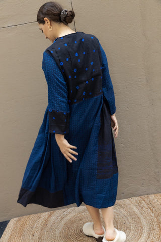 Fall in love with Injiri's dresses! Completely handmade, this midi model comes in an indigo blue shade with white hand-embroideries and it features long wide sleeves. Pleats at the waist provide more volume at the bottom.