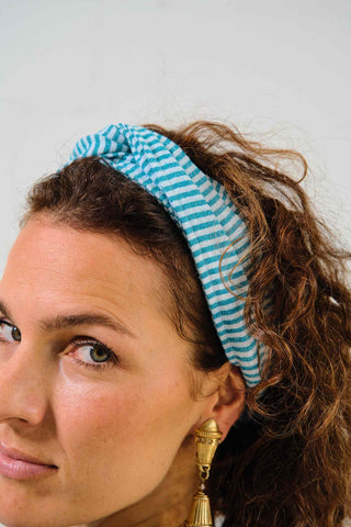 This turban-inspired, twisted, fabric covered elastic headband is 100% made by cotton and handwoven by local artisans in Mexico. To manufacture our headbands Santa Lupita reuses fabric residuals of old collections in order to avoid the waste of resources. It’s available in one universal size, its elasticity offers great size adaptability.