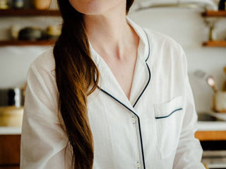 An absolute must-have in your sustainable wardrobe: Scarlette Ateliers' white pyjama to put on when you get out of the bath - a delicate touch that will pamper your skin. Handwoven from pure pristine white cotton on wooden looms in South India, this set consists in a long-sleeved jacket and soft trousers with contrasting blue bias finish.