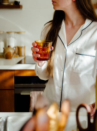 An absolute must-have in your sustainable wardrobe: Scarlette Ateliers' white pyjama to put on when you get out of the bath - a delicate touch that will pamper your skin. Handwoven from pure pristine white cotton on wooden looms in South India, this set consists in a long-sleeved jacket and soft trousers with contrasting blue bias finish.