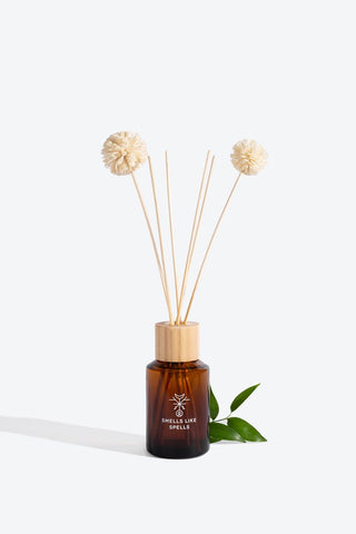 The unique formula of this home fragrance was created in accordance with all the major perfumery canons. At first the fragrance pyramid will reveal herbal notes of patchouli, rich and intense notes of agarwood, followed by luxurious notes of ambergris and our little formula secrets