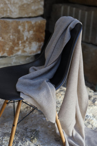 The Key Tō Dean’s Stola cape is handwoven from a pure cashmere knit. Arriving in a versatile sand hue, it’s an amazing addition to any evening gown, a wedding dress, jeans & jumper.